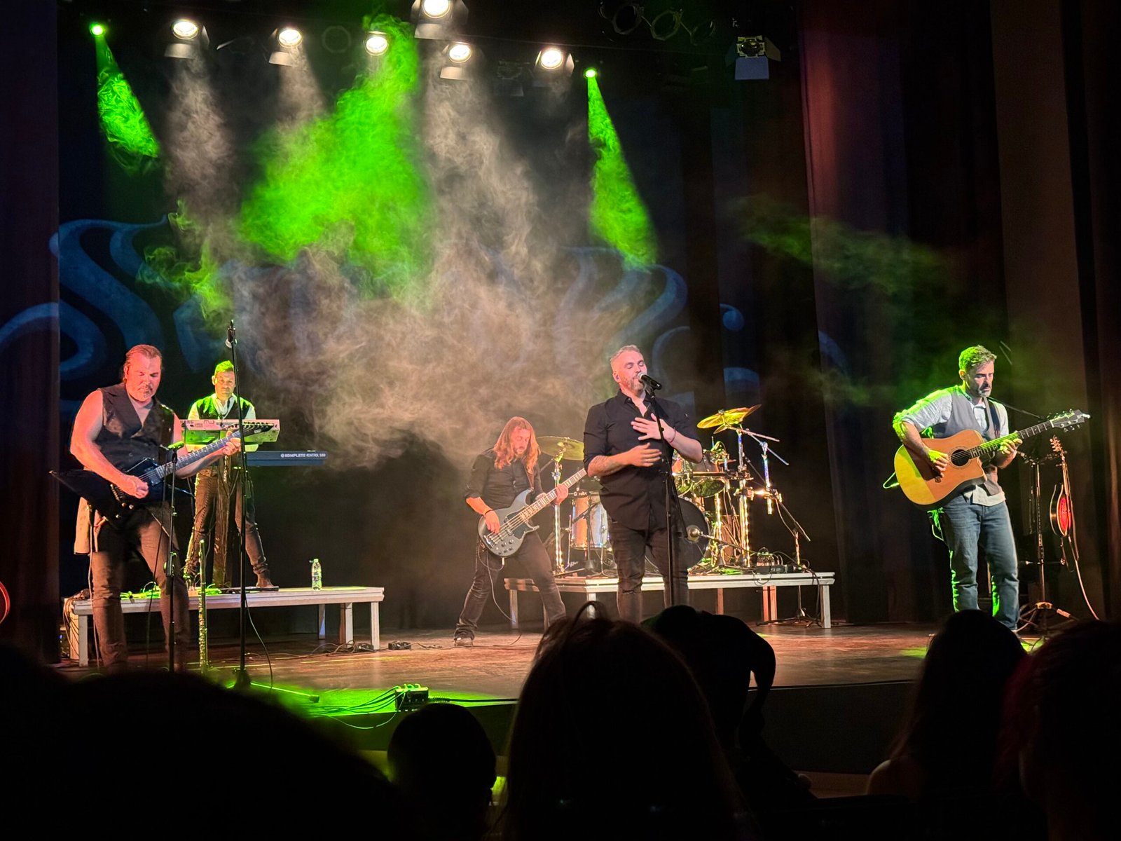 Saurom la lía parda en el teatro de Castellón con un brillante acústico en el que todos acabaron dando botes