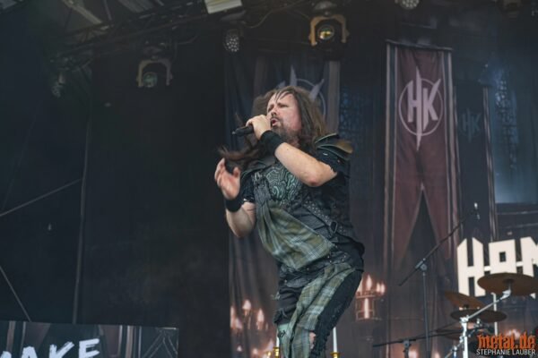 Entrevista a Titan Fox V, vocalista de Hammer King (Parte 2): ‘Nos preguntan cuántas canciones más podemos hacer con «hammer», «king» o «kingdom» en el título’