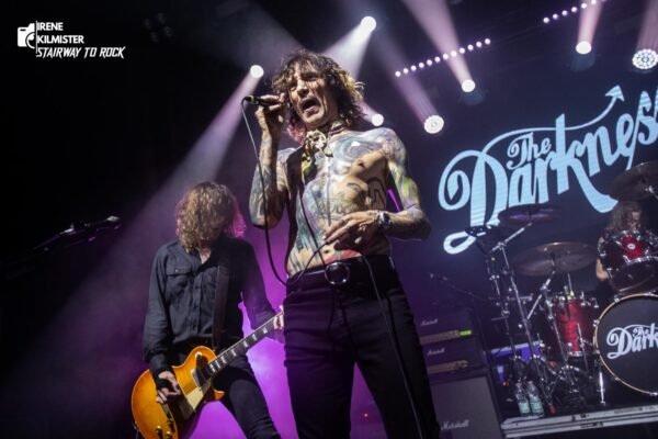 The Darkness brillan en Barcelona… pero sin deslumbrar