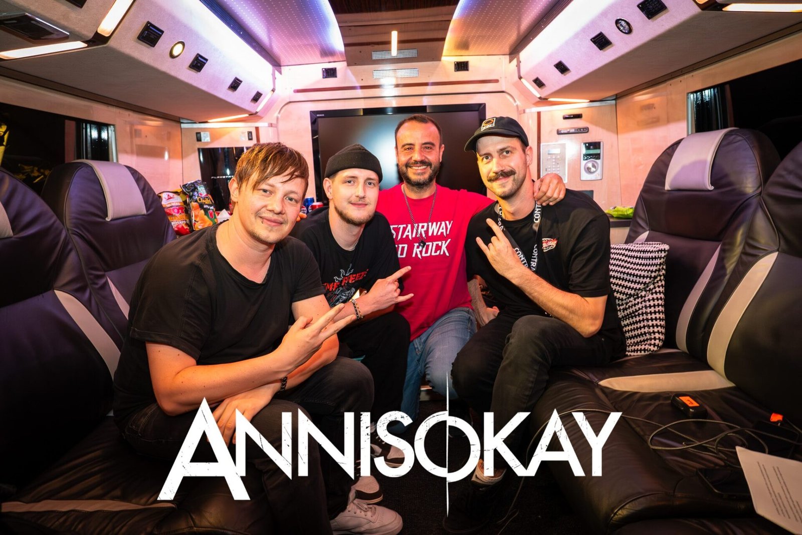Nos colamos en el autobús de gira de Annisokay: "Hacer música es tan caro que apenas podemos vivir de ello"