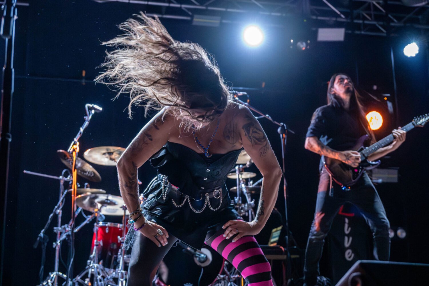 Anette haciendo headbang en Madrid