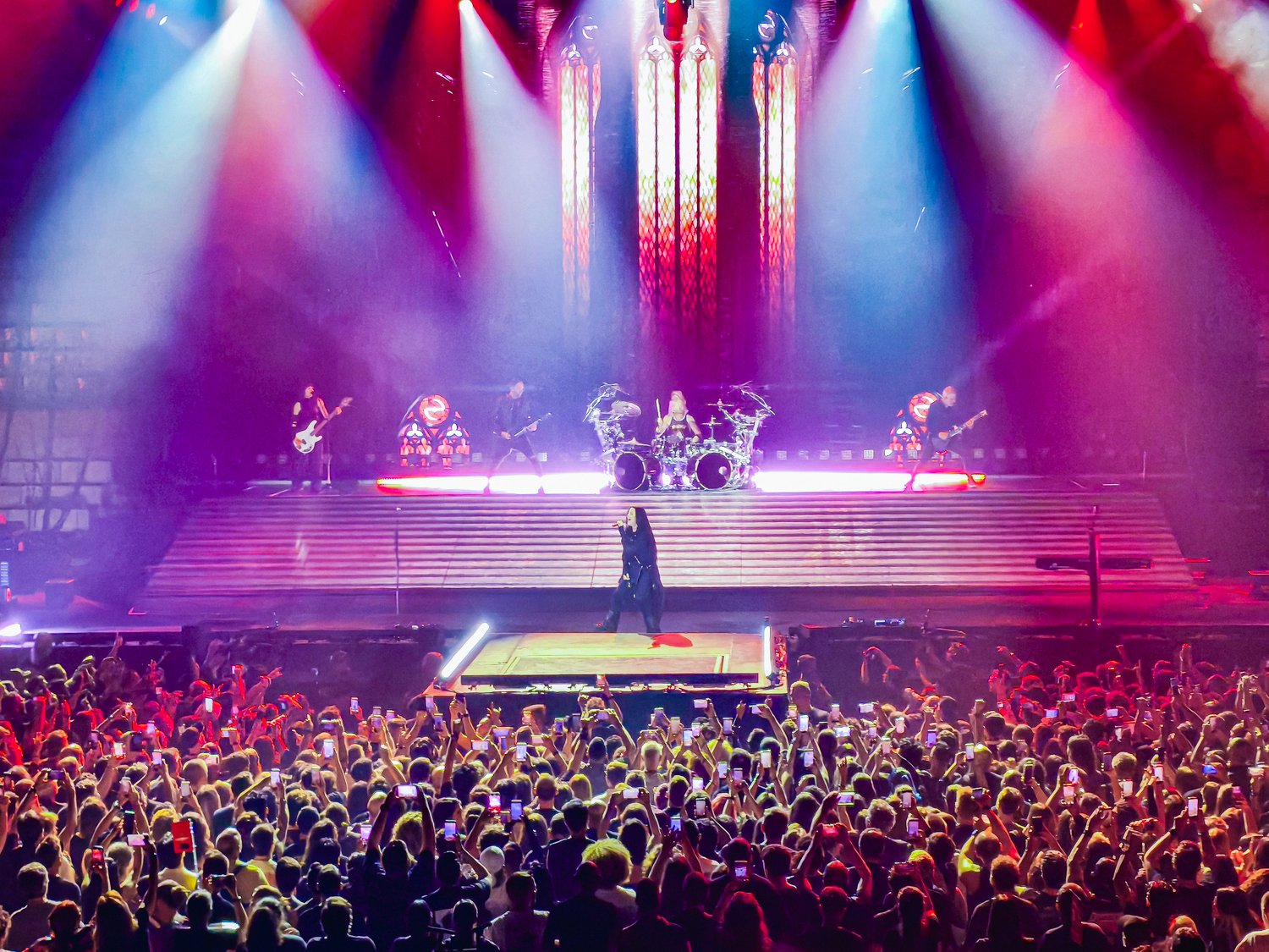Evanescence conquista Barcelona con Amy Lee en estado de gracia